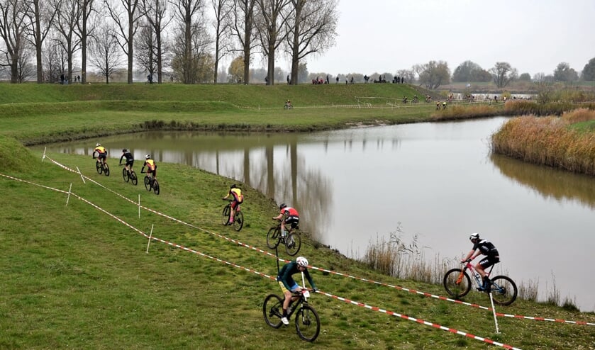 • De renners in de A-klasse in actie op de Nieuwpoortse wallen.
