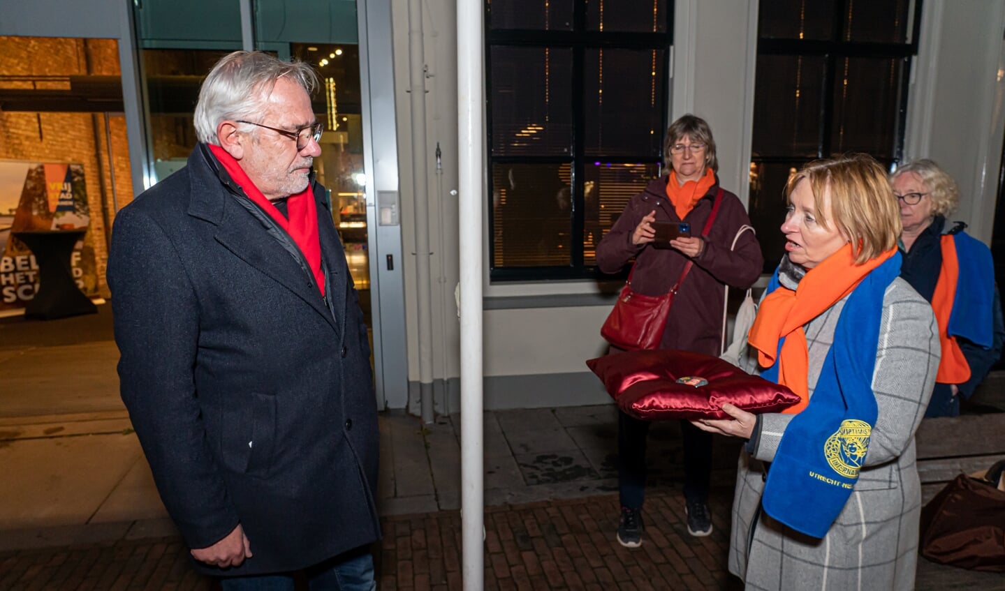 VHL Wethouder Cees Taal hijst de Orange The World vlag bij het Stadhuis van Vianen