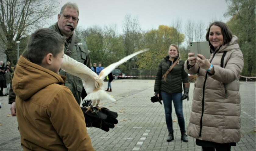 <p>Noël geniet tijdens de roofvogelshow van een uil.</p>