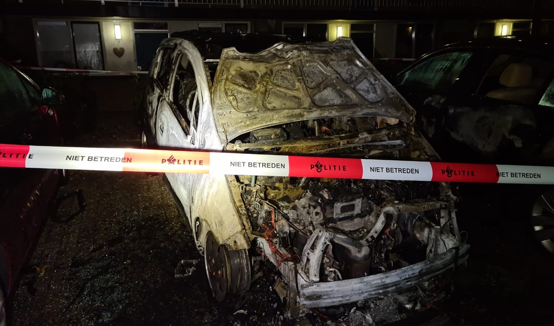 • De uitgebrande auto in Leerdam.