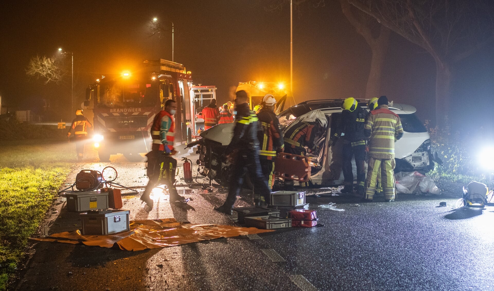 • Op de N458 is een auto vannacht van de weg geraakt. De bestuurder is gewond geraakt en met een ambulance naar het ziekenhuis vervoerd. 