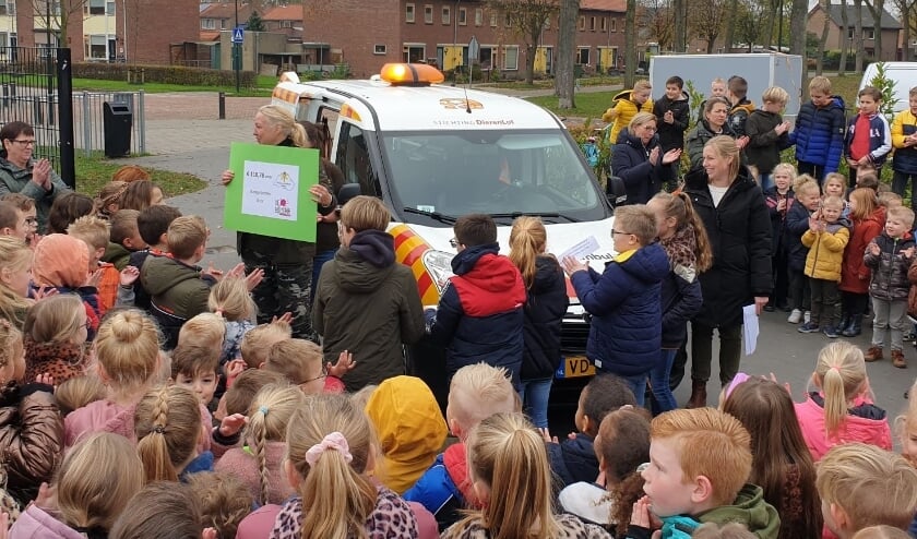 Dierenambulance Altena kwam op school langs om de cheque in ontvangst te nemen.