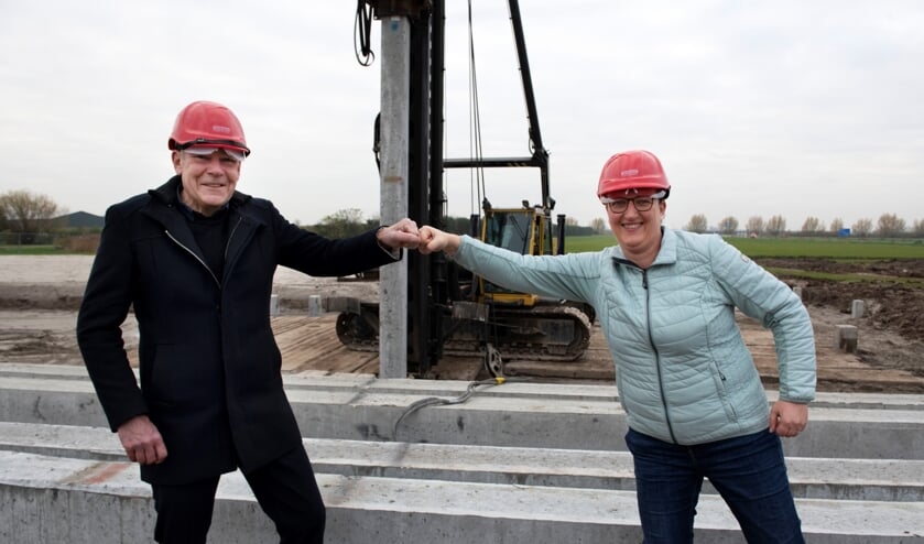 <p>Een boks en een lach, de start van de bouw is een feit.</p>