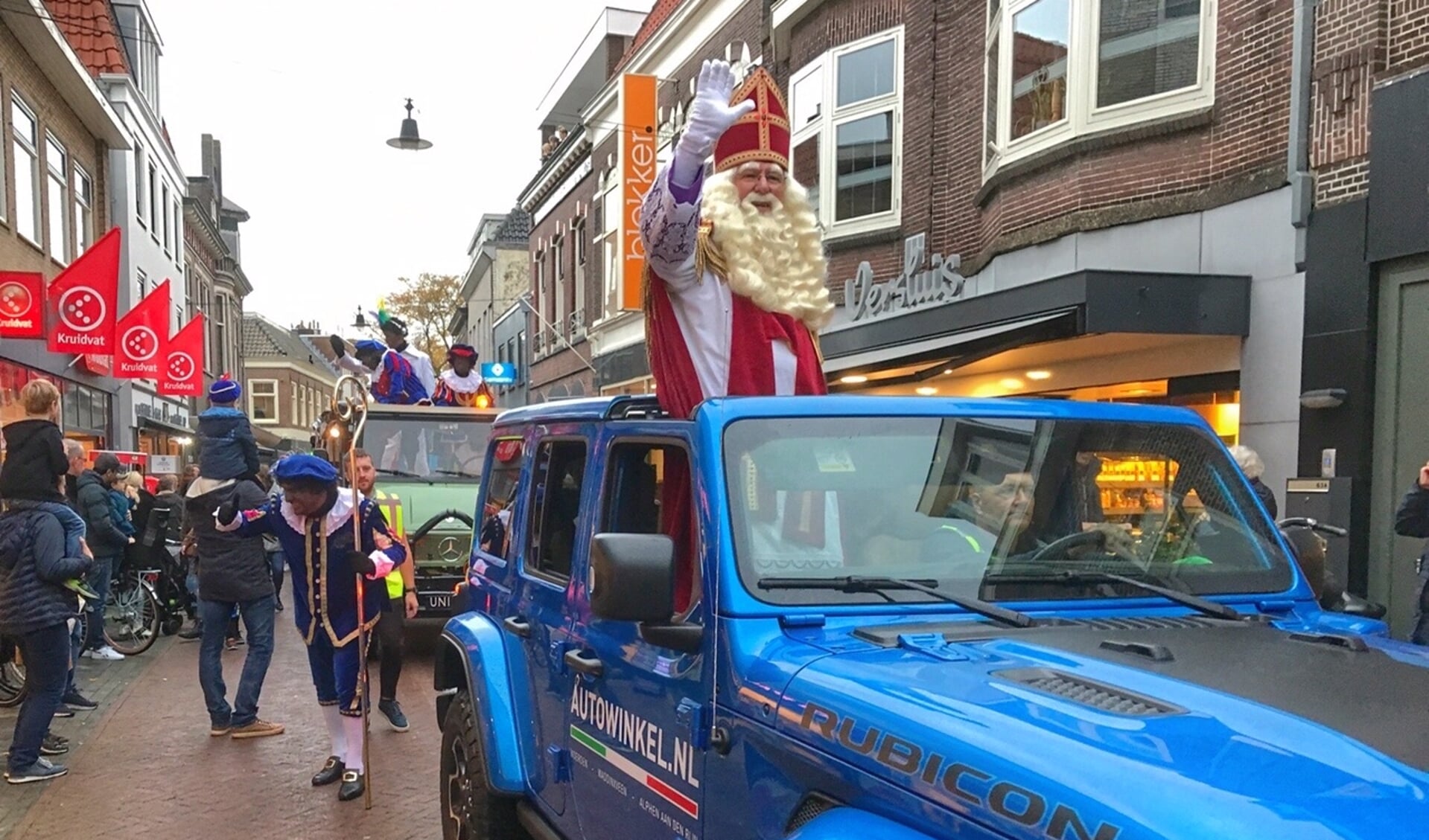• De stoet met Sinterklaas kwam door de Voorstraat in Woerden. 
