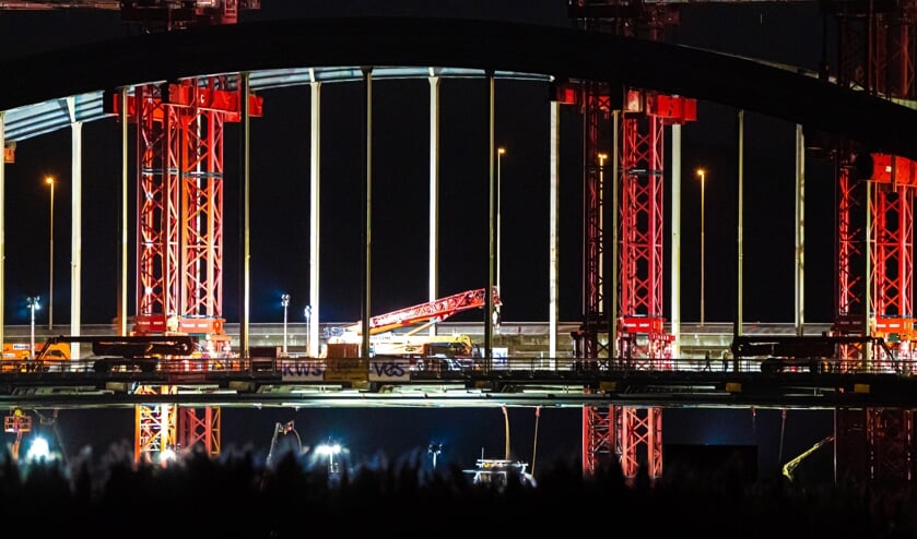 Verwijdering en afvaart boogbrug over de Lek bij Vianen