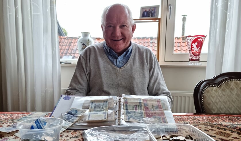 <p>• Gerrit den Hollander met de verzameling oude munten en papiergeld.&nbsp;</p>  