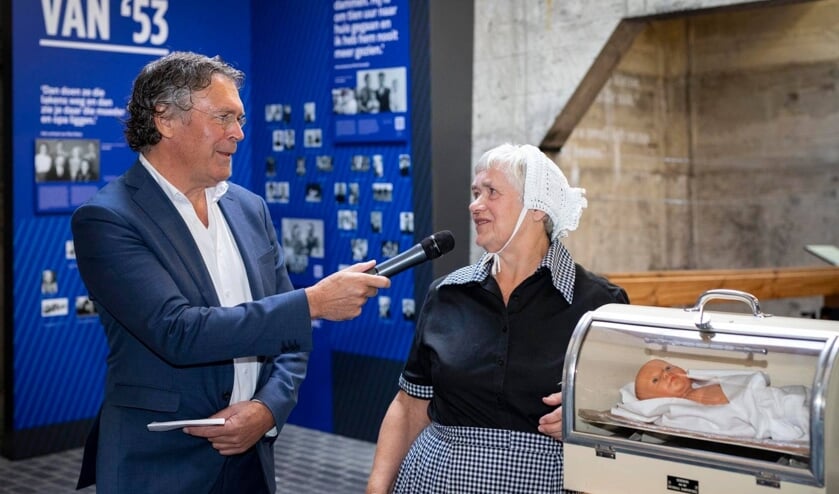 Francien van Helden overhandigt de couveuse aan het Watersnoodmuseum