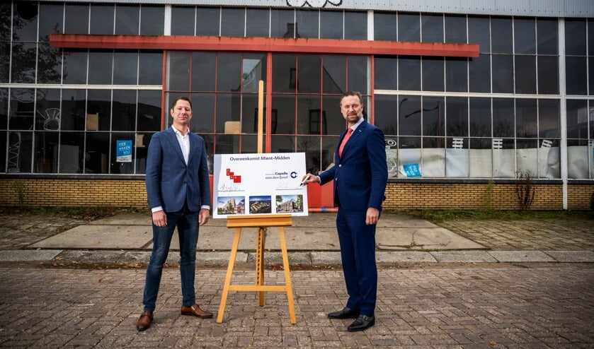 <p>Anton van der Heiden (links) en Puka Vastgoed BV en wethouder Maarten Struijvenberg (rechts).</p>