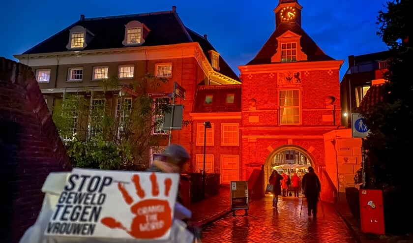 <p>Orange the World actie bij de Waterpoort. Tiel zegt ook NEE tegen geweld tegen vrouwen en sluit zich aan bij de internationale campagne van Orange the World.</p>