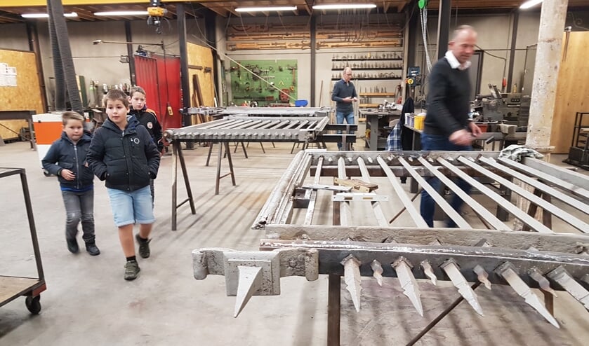 • Tjeerd, Hilbert en Frederick, buurjongens van de bewoners van Slot Herlaar, bekijken het hekwerk in de werkplaats in Bleskensgraaf.