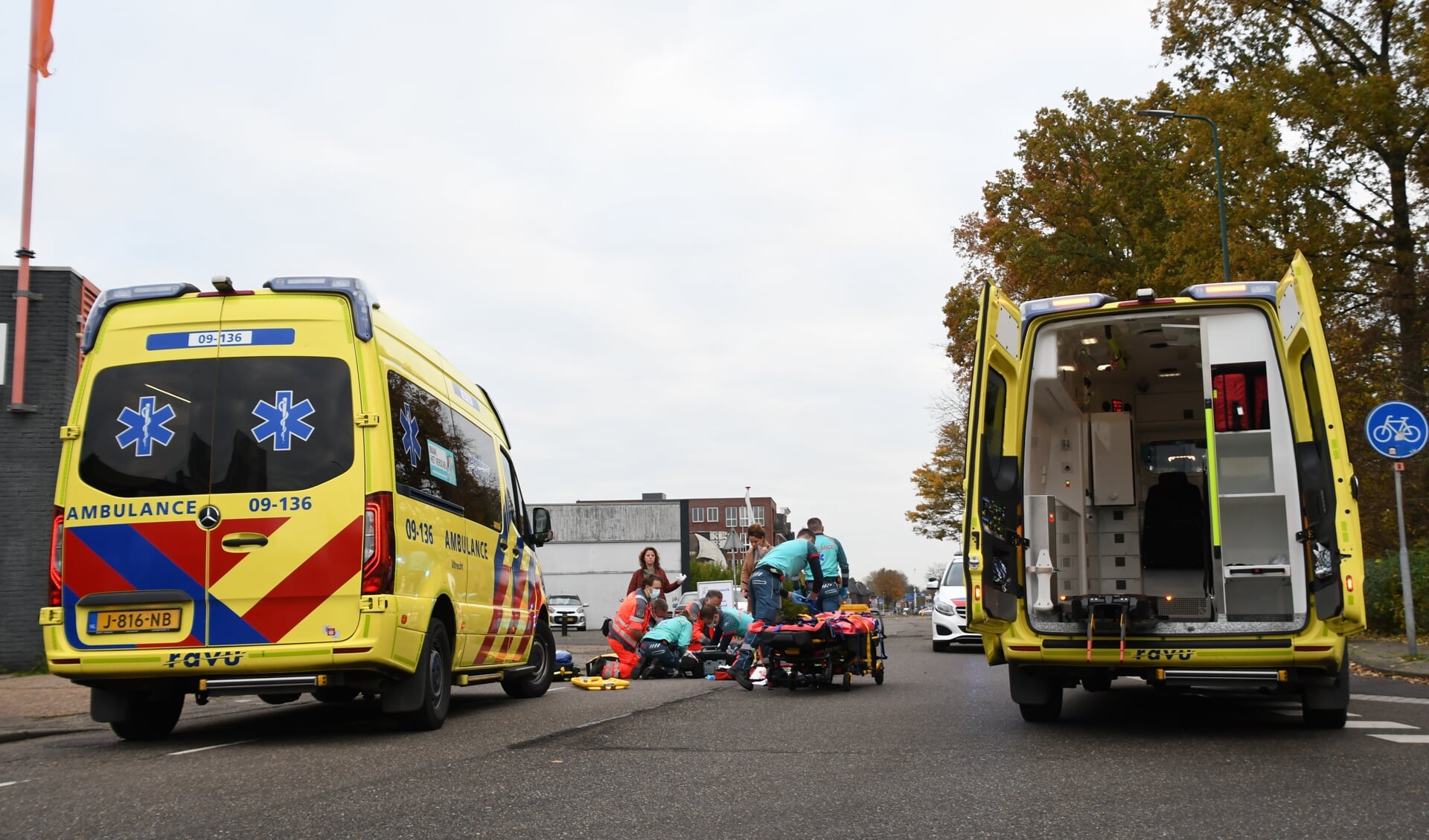 • Ambulancepersoneel bezig met het verlenen van hulp aan het slachtoffer.