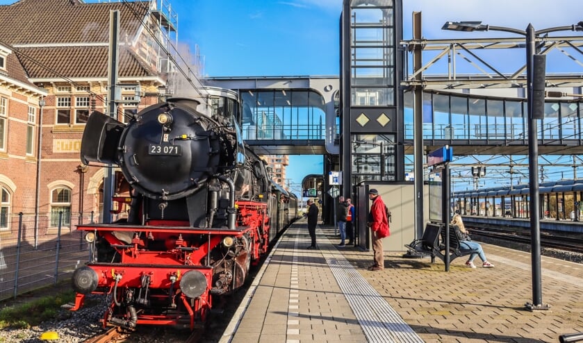 <p>• De stoomlocomotief op het station van Woerden.</p>