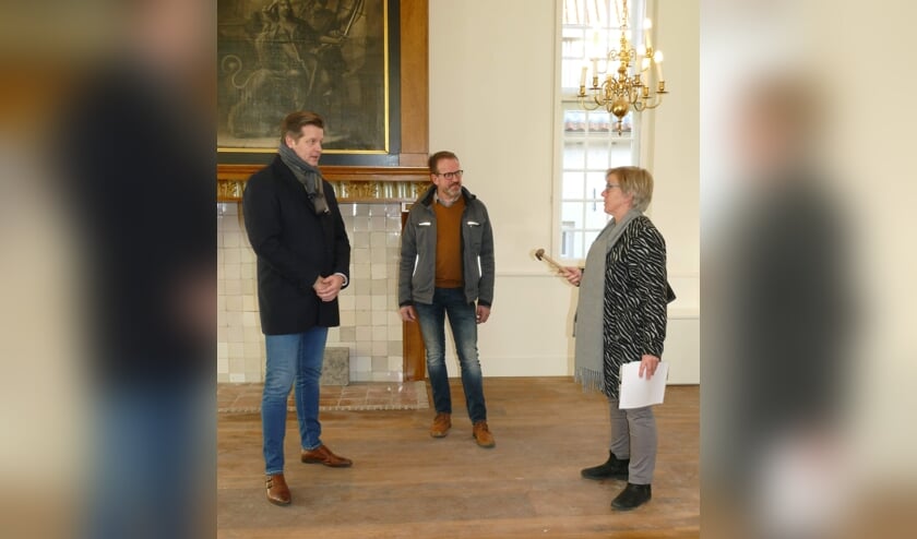 • Wethouder Bram Visser, aannemer Martin den Butter en voorzitter HKN Annie Slob (v.l.n.r.).