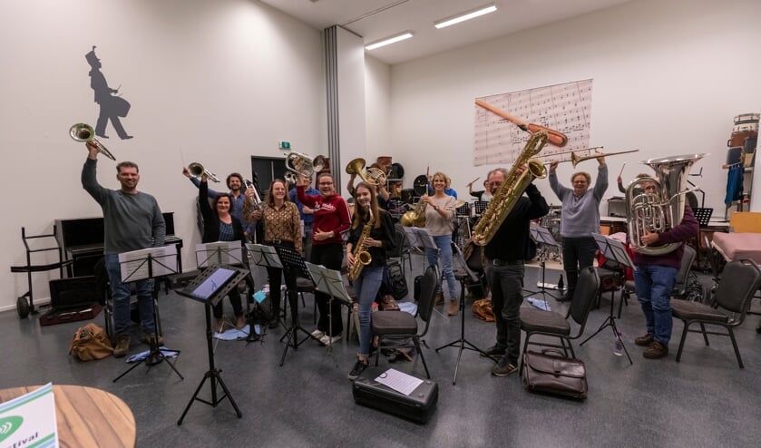 <p>Elke donderdagavond maken de leden van Nooit Gedacht in het eigen clubgebouw muziek.</p>