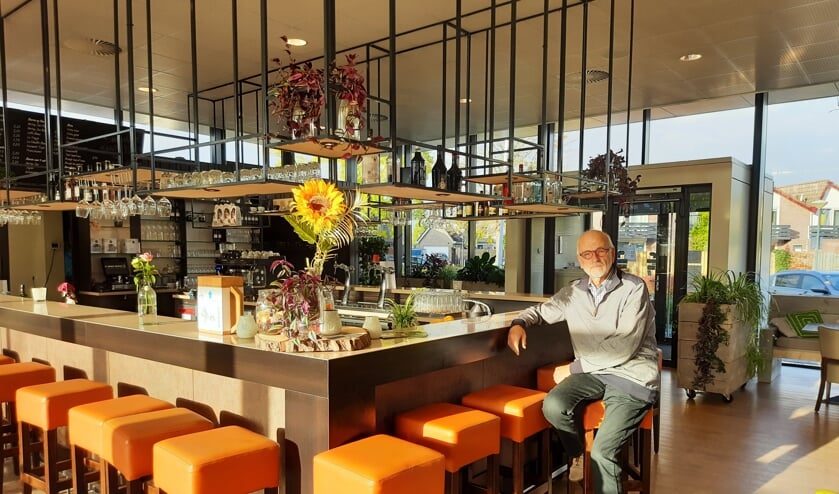 <p>Voorzitter Bart de Leeuw van het stichtingsbestuur van De Schouw aan de gezellige bar.</p>