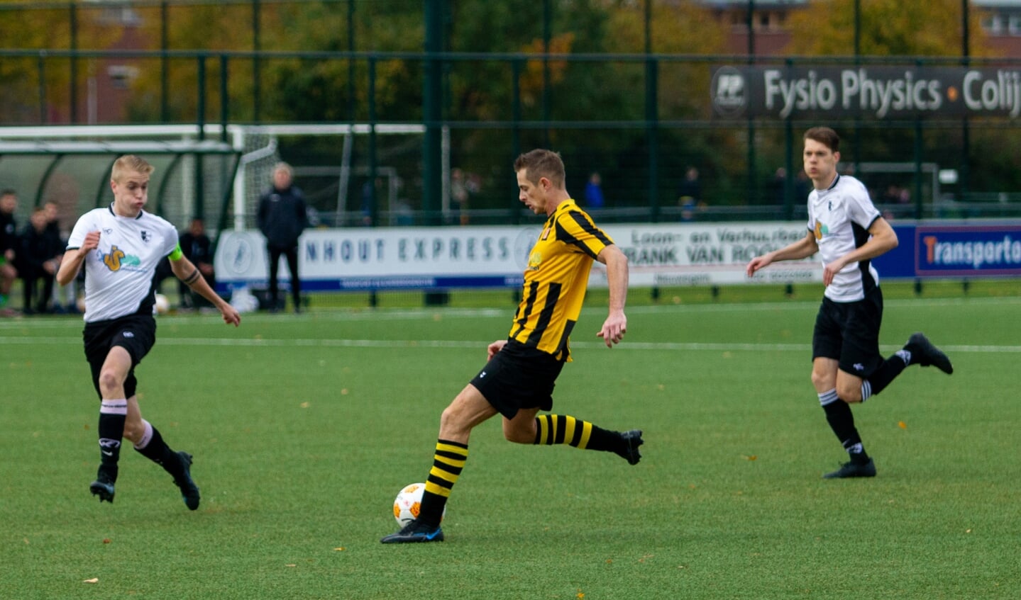 Nieuwegeiner Vincent Griffioen in actie tijdens de wedstrijd tegen JSV op zaterdag 25 oktober.