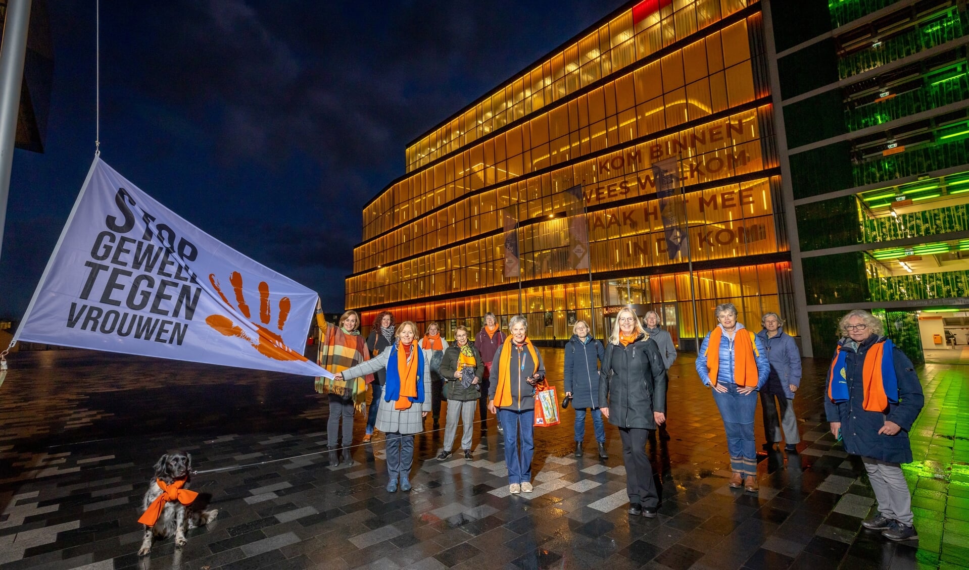 Wethouders Ellie Eggengoor, Jan Kuiper en Marieke Schouten hijsen de Orange the World-vlag.