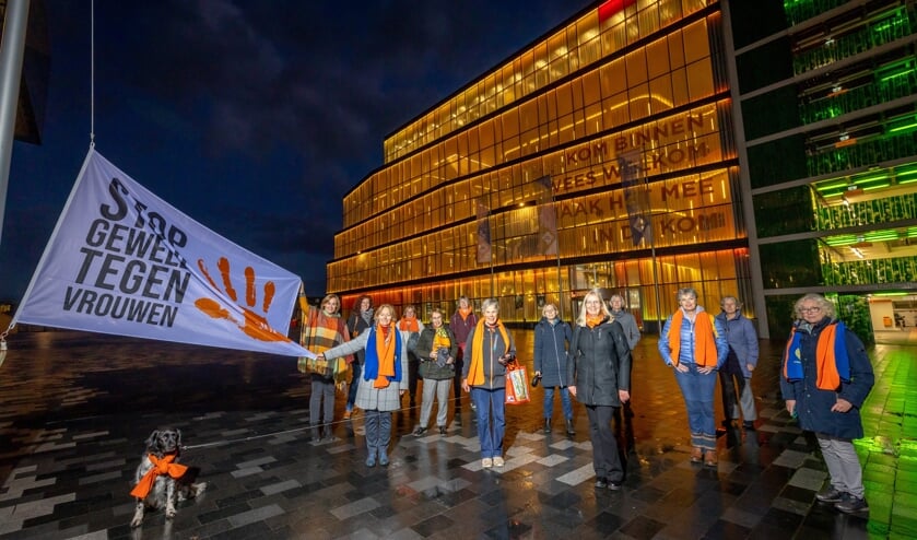 <p>Wethouders Ellie Eggengoor, Jan Kuiper en Marieke Schouten hijsen de Orange the World-vlag.</p>  