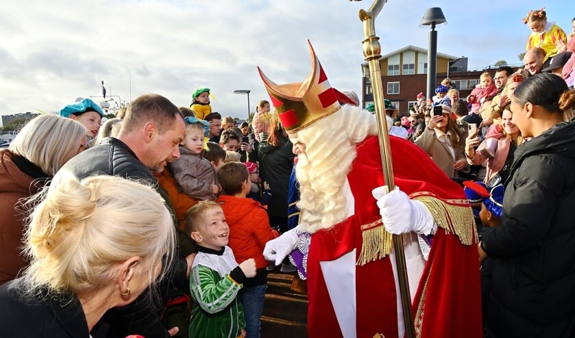 <p>De Sint en zijn Pieten bij de aankomst in Capelle.</p>