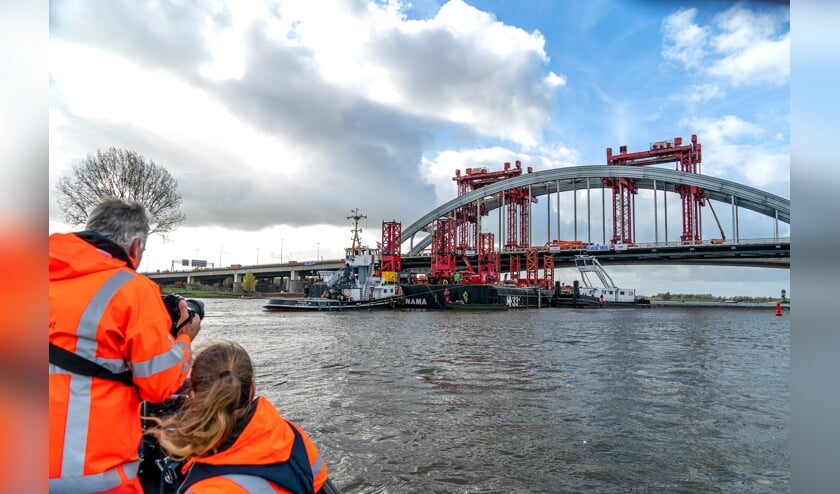 Aanvaren ponton bij de Viaanse boogbrug.
