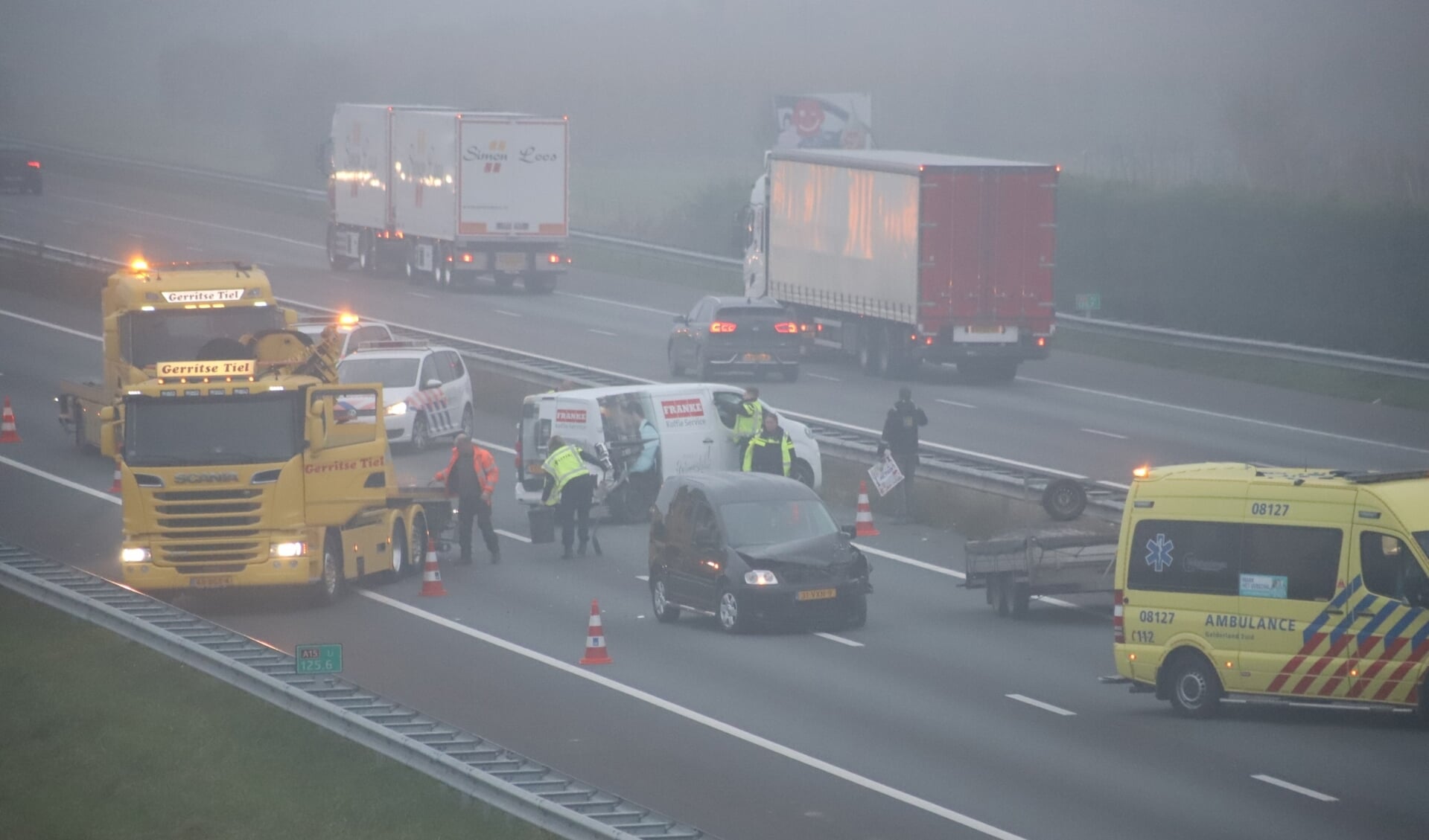 De A15 richting Rotterdam was door het ongeval geruime tijd geblokkeerd.