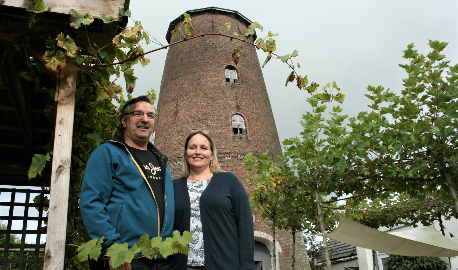 Wim Derksen en Greetje Spies gaan met de restauratie van de oude molen beginnen.