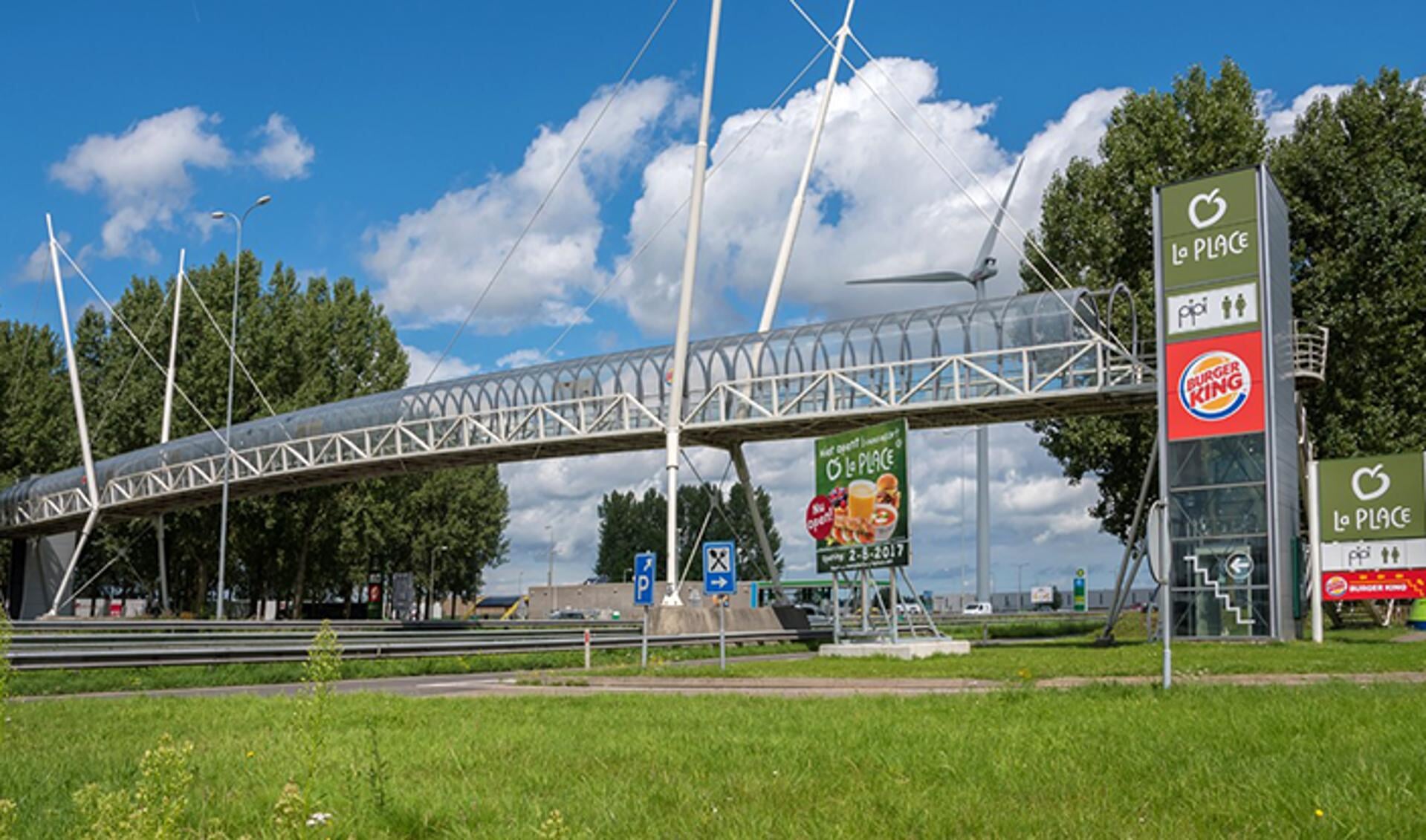 De voetgangersbrug is 72 meter lang, 3,2 meter hoog en gemaakt van staal.