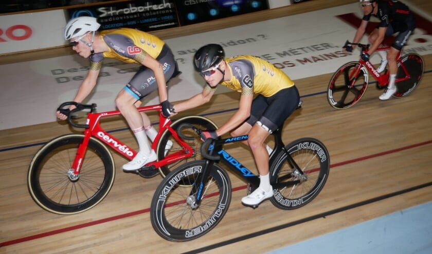 • Noël Luijten en Yanne Dorenbos tijdens de koppelkoers in Gent.
