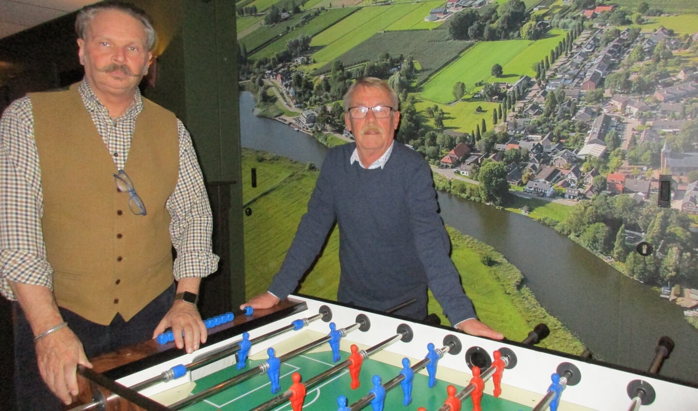 • Voorzitter Cor van Geet (r) en Egbert van Voorden van Stichting Dorpshuis de Stoof in Kedichem.