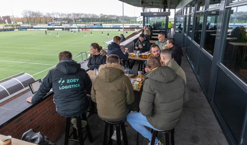 <p>• Publiek kon de wedstrijd volgen vanaf het terras. </p>