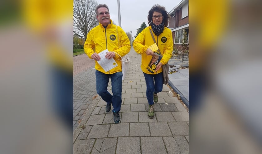 • Raadsleden Adrie Beumken en Joke van der Graaf tijdens de verkiezingscampagne van 2018.