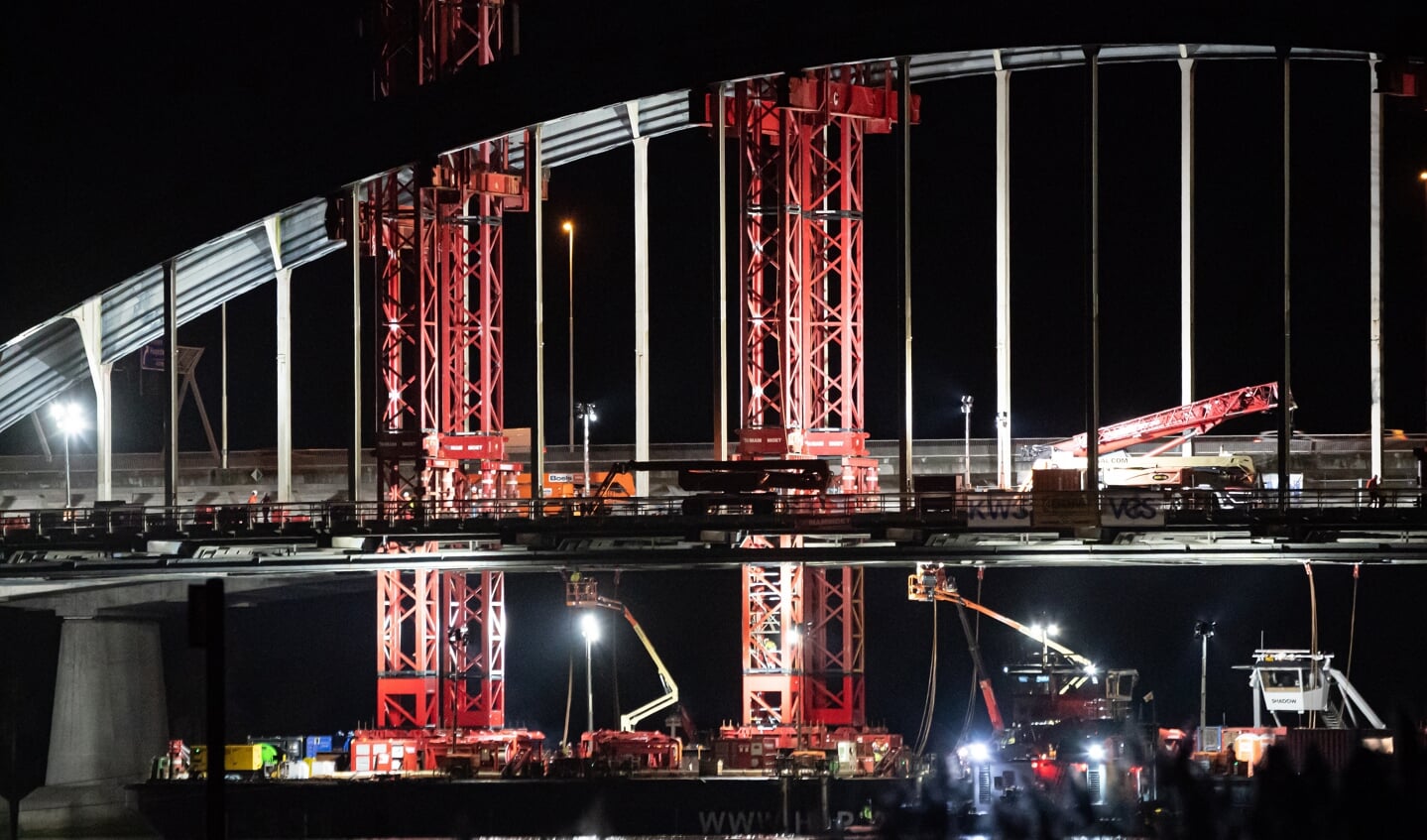 Verwijdering en afvaart boogbrug over de Lek bij Vianen