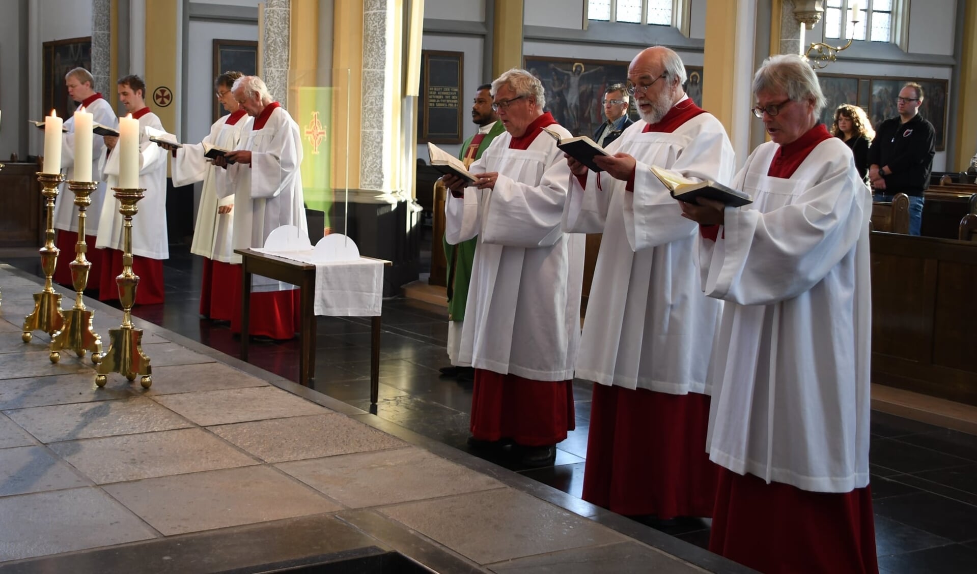 De Schola zingt de Gregoriaanse gezangen van de tweede Advent en de vaste gezangen van de mis.  