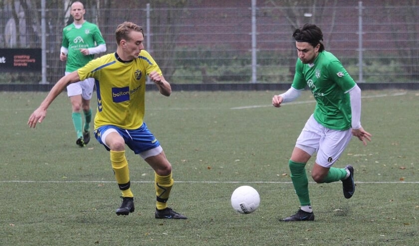 • Duel tijdens de wedstrijd Siveo-Zwammerdam.