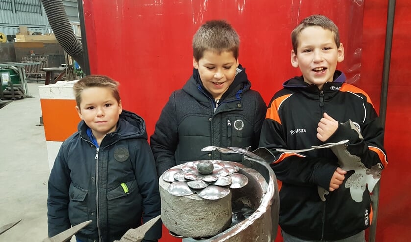 • Tjeerd, Hilbert en Frederick, buurjongens van de bewoners van Slot Herlaar, bij een deel van het gerestaureerde hekwerk.