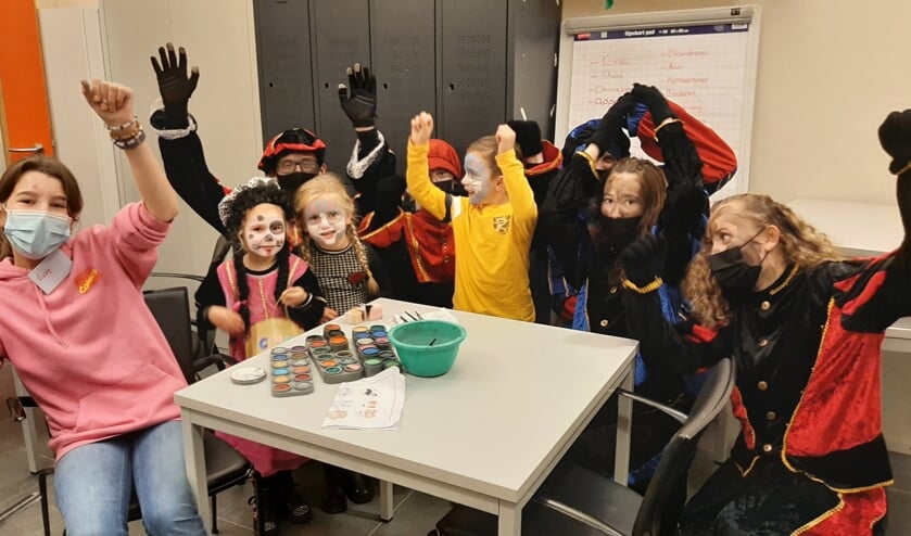 <p>De kinderen vermaken zich samen met de Pieten op het Sinterklaasfeest op Buurtplein Zuid.</p>  