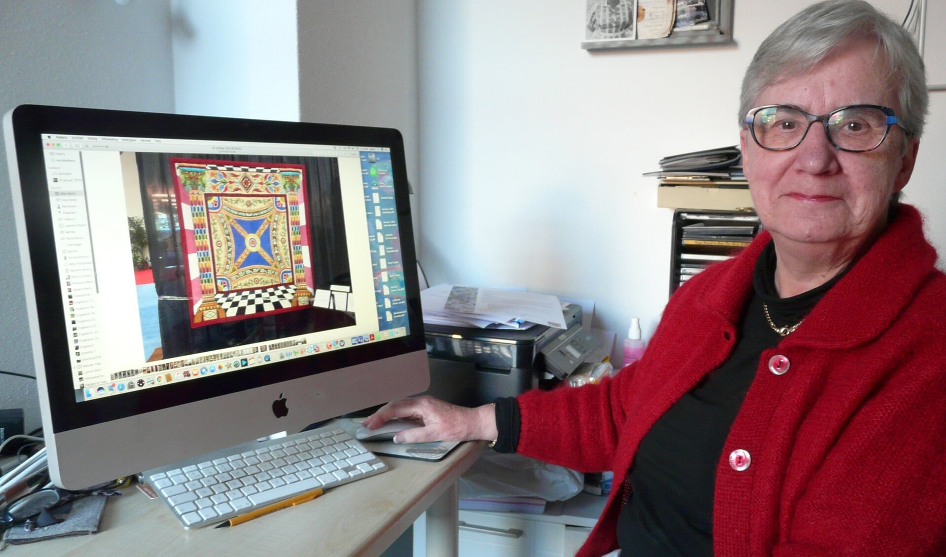 Agnes ten Hoeve met de quilt op het computerscherm.