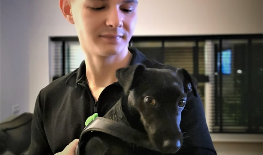 <p>Brendan met de door hem geredde hond.</p>