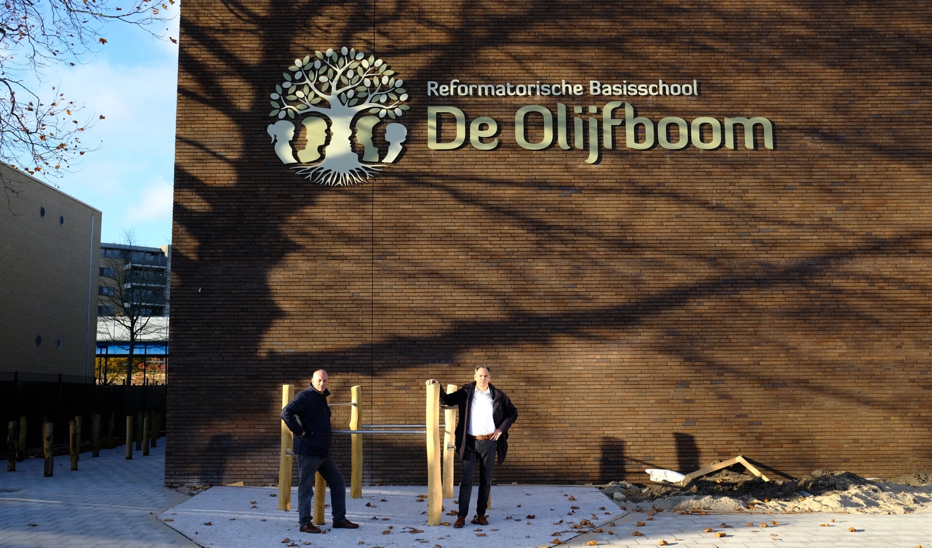 • Schooldirecteuren Johan van Dijk en Arie-Jan Paul voor De Olijfboom.
