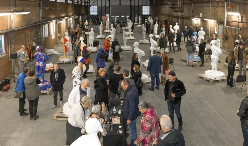 <p>50 Goudse kaasboerinnen, sommigen nog maagdelijk wit, anderen 'gekleed'</p>