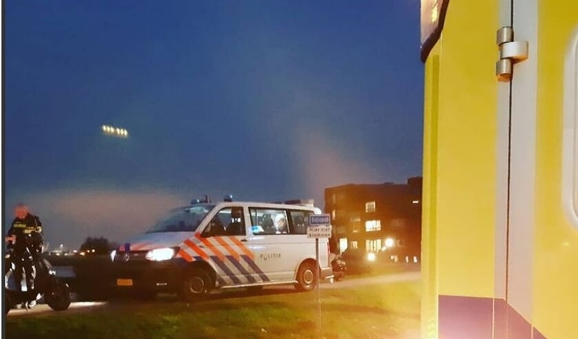 • Op het fietspad langs de Oost-Kinderdijk in Alblasserdam zijn dinsdagochtend 16 november twee scooterrijders en een fietser frontaal op elkaar gebotst.