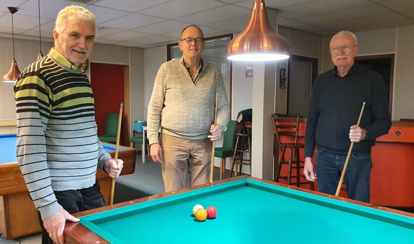 <p>• Jan Andeweg, Peter Mertz en Aad van der Graaf: blij met het nieuwe biljartonderkomen.</p>