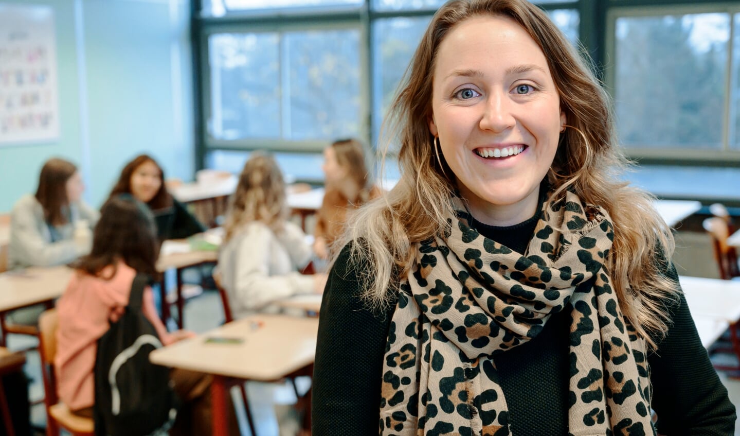 Docente Nederlands Kirsten van Essen coacht leerlingen op het Comenius Lyceum Capelle bij het doen van onderzoek voor hun profielwerkstuk.