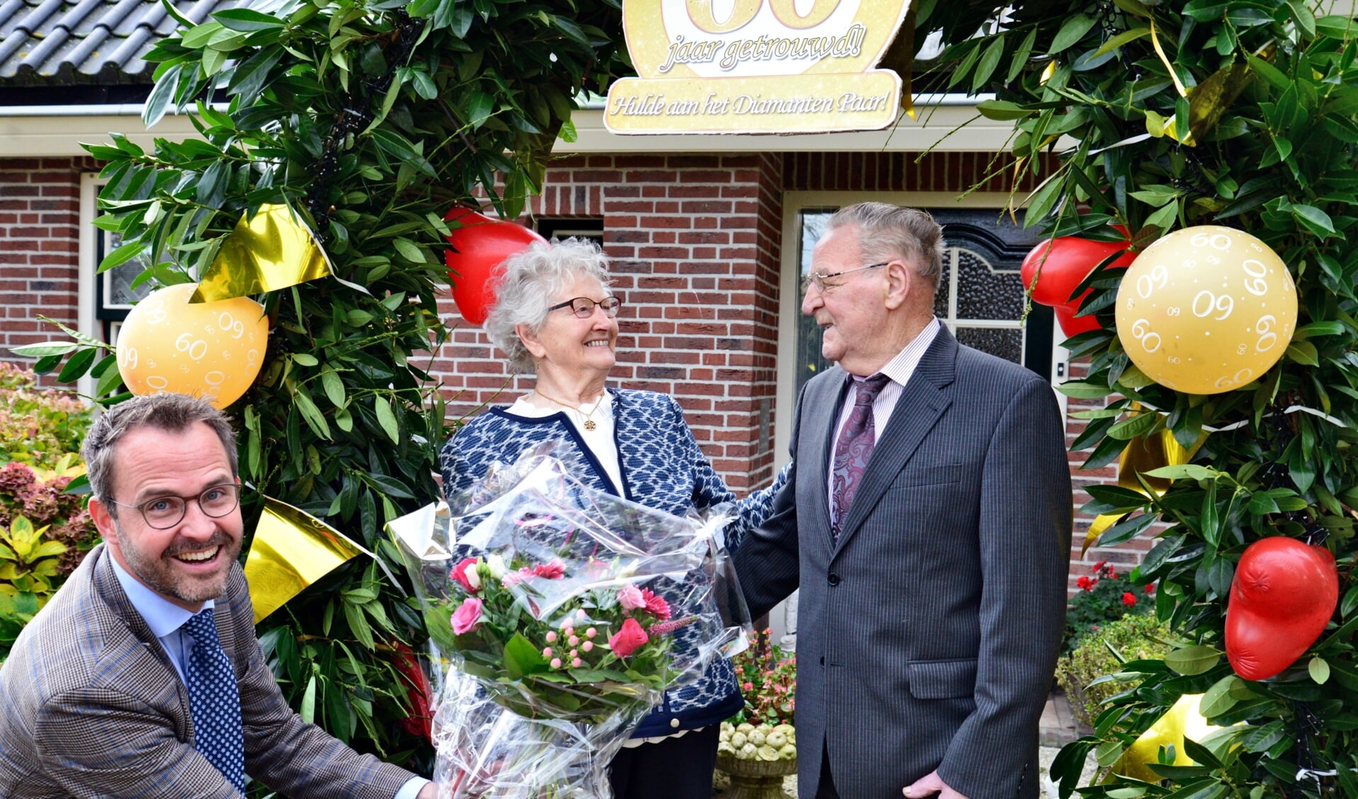 Burgemeester Laurens de Graaf feliciteert de heer en mevrouw Van Hazendonk-van Vliet. 