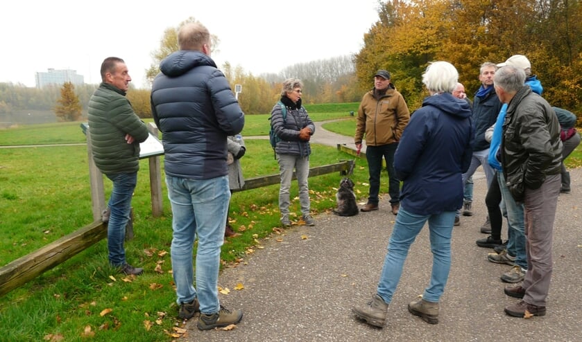 <p>De groep wandelaars in gesprek over hun ideeën. Ondertussen genieten ze van de natuur.</p>