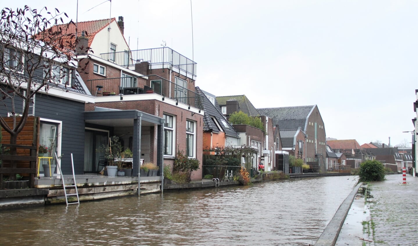 • Veel bewoners van de Leidsestraatweg hebben zelf al een zwemtrappetje achter hun huis. 