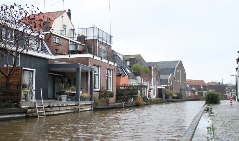 • Veel bewoners van de Leidsestraatweg hebben zelf al een zwemtrappetje achter hun huis.