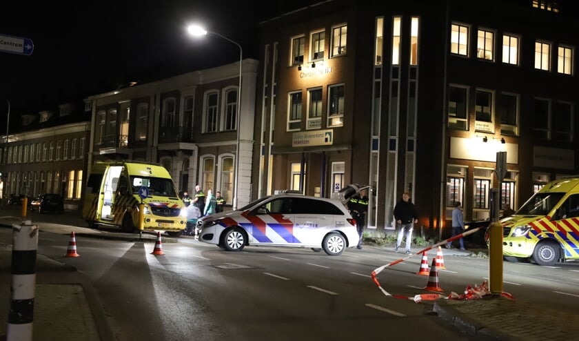 <p>De vrouw wilde de Beatrixlaan oversteken, werd door een personenauto aangereden en overleed.</p>