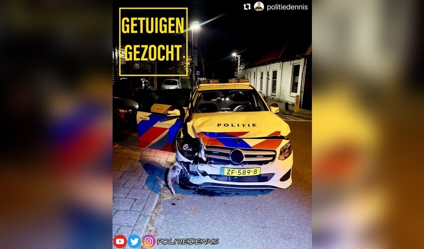 • De politieauto was fors beschadigd na de aanrijding.