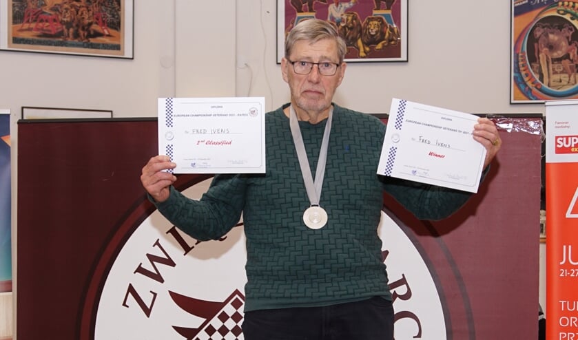 <p>Een zichtbaar vermoeide Fred Ivens met twee van zijn vijf diploma’s op het Poolse erepodium.</p>